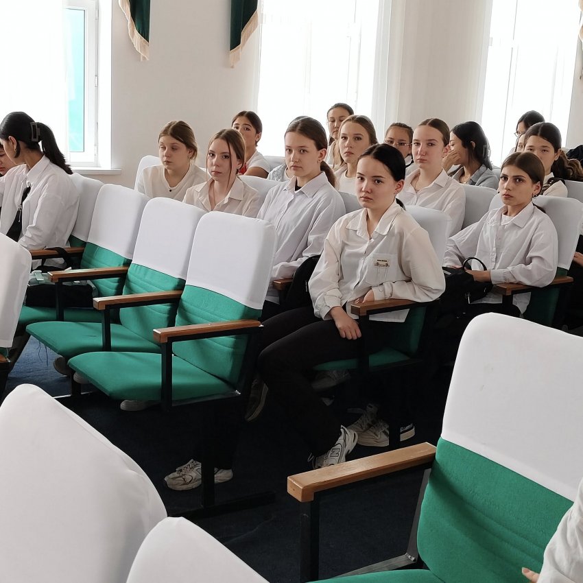 Қыздармен жұмыс жоспарына сәйкес 8-9 сынып арасында қыздар жиналысы
