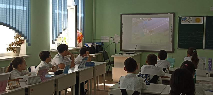 "Біртұтас тәрбие" бағдарламасы негізінде "Қауіпсіздік сағабы"  аясында "Жолда жүру ережелері" тақырыбында  1-11 оқушыларына әңгіме сұхбат